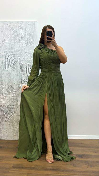 فستان سهرة شيفون مطوي بأكمام واحدة كاكي مقاس كبير