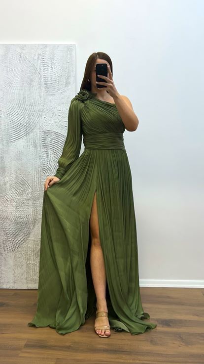 فستان سهرة شيفون مطوي بأكمام واحدة كاكي مقاس كبير