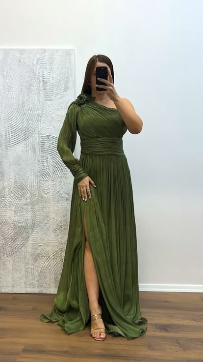 فستان سهرة شيفون مطوي بأكمام واحدة كاكي مقاس كبير