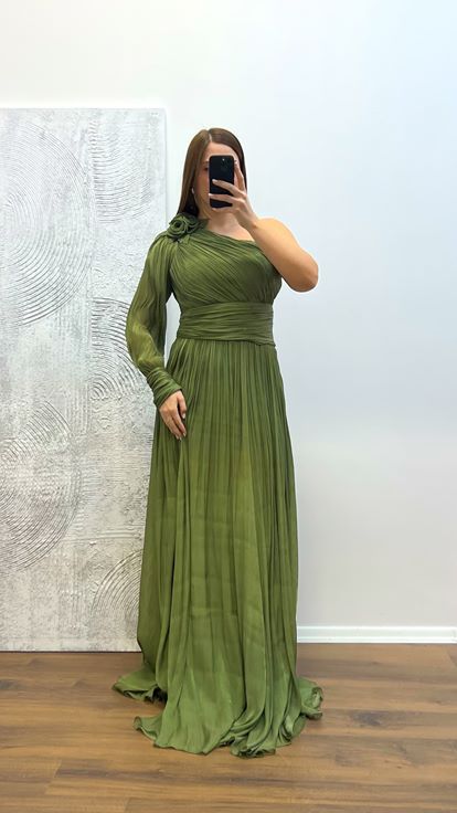 فستان سهرة شيفون مطوي بأكمام واحدة كاكي مقاس كبير