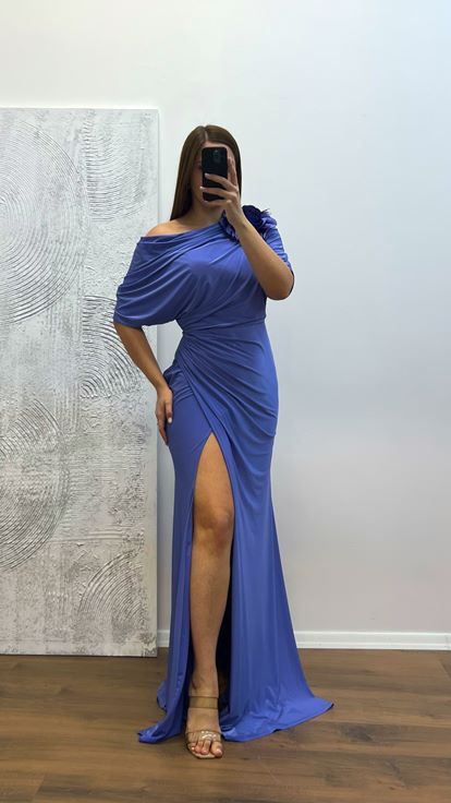 Vestido de noche de talla grande con detalle de flores lila