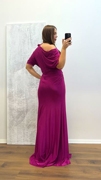 Vestido de noche de talla grande con detalle de flores fucsia