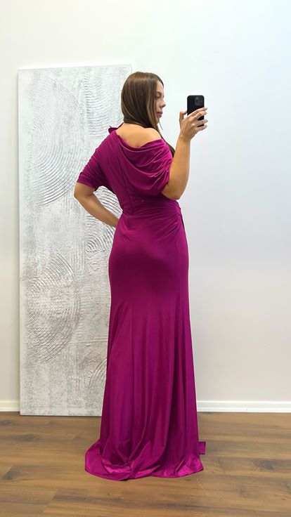 Vestido de noche de talla grande con detalle de flores fucsia