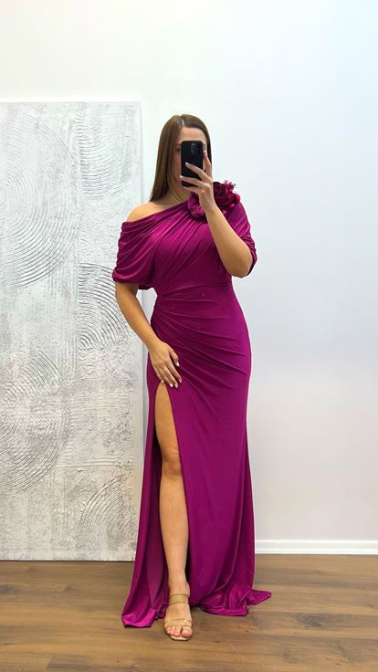 Vestido de noche de talla grande con detalle de flores fucsia