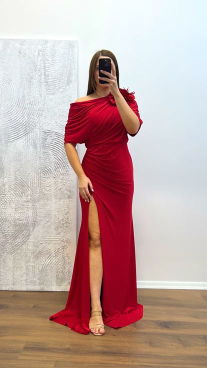 Vestido de noche de talla grande con detalle de flores rojas