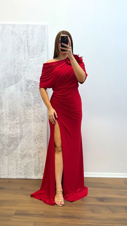 Vestido de noche de talla grande con detalle de flores rojas