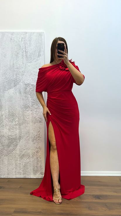 Vestido de noche de talla grande con detalle de flores rojas