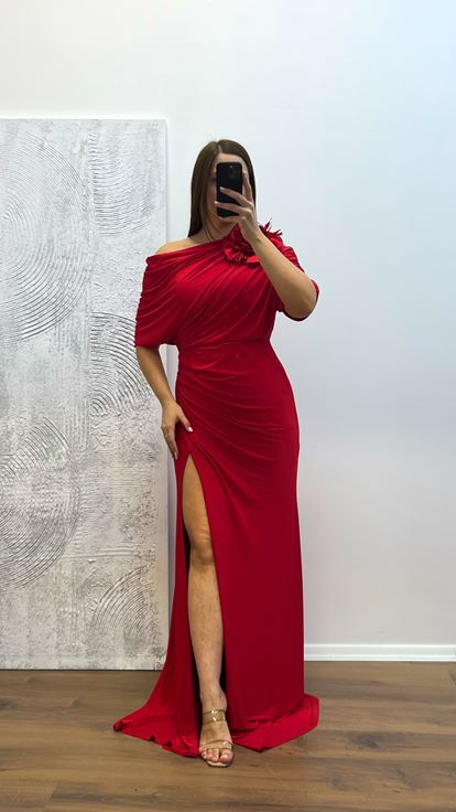 Vestido de noche de talla grande con detalle de flores rojas