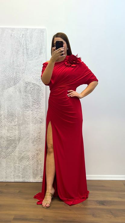 Vestido de noche de talla grande con detalle de flores rojas