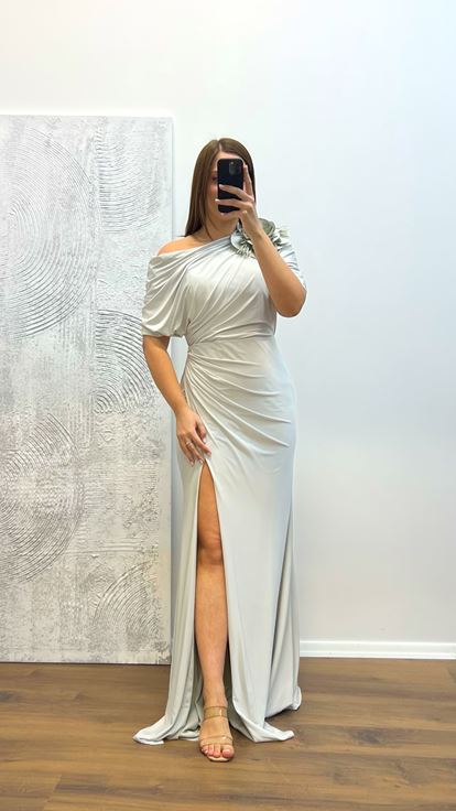 Vestido de noche de talla grande con detalle de flor de piedra