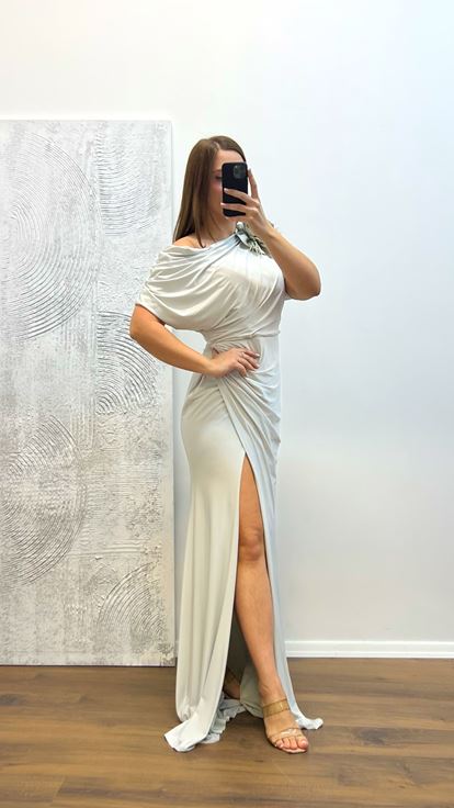 Vestido de noche de talla grande con detalle de flor de piedra