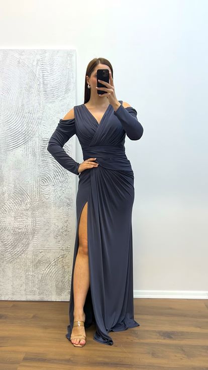 Abito da sera taglie forti con scollo a V e drappeggio color antracite