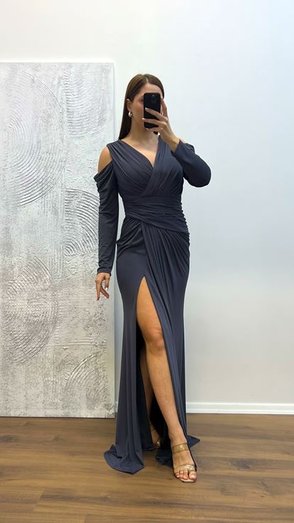 Abito da sera taglie forti con scollo a V e drappeggio color antracite