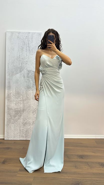 Abito da sera con dettagli floreali senza spalline color menta