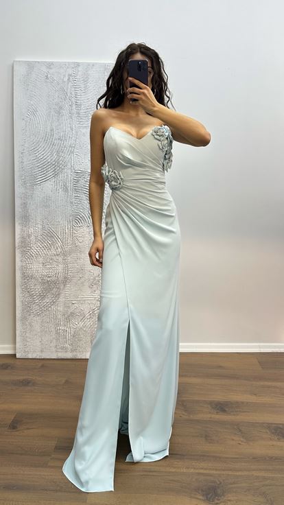 Abito da sera con dettagli floreali senza spalline color menta