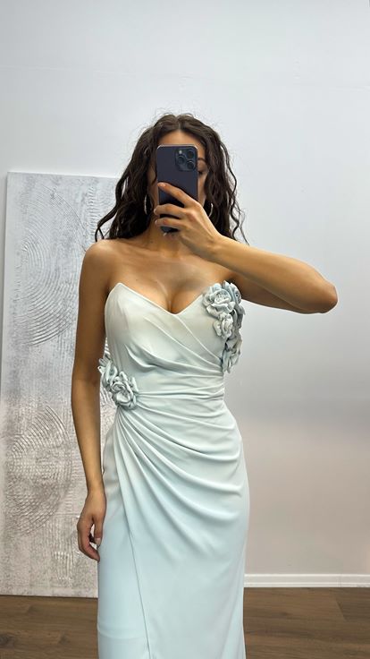 Abito da sera con dettagli floreali senza spalline color menta