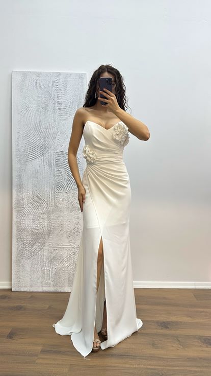 Abito da sera con dettagli floreali senza spalline in osso