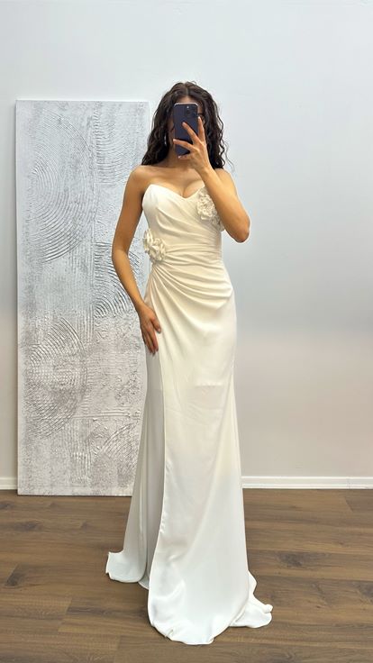 Abito da sera con dettagli floreali senza spalline in osso