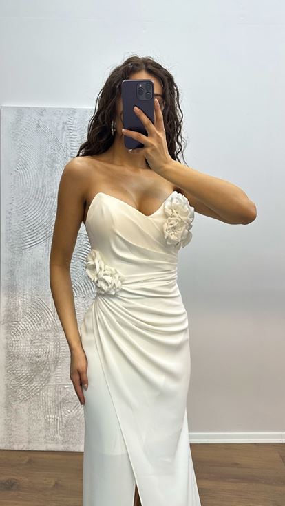 Abito da sera con dettagli floreali senza spalline in osso