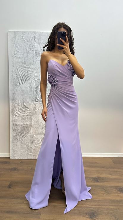 Abito da sera con dettagli floreali senza spalline Lila