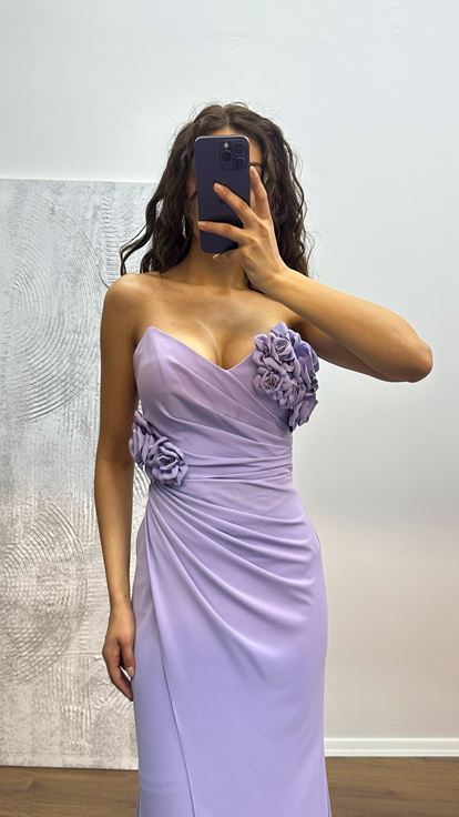 Abito da sera con dettagli floreali senza spalline Lila
