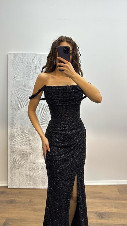 فستان سهرة أسود شفاف ومفصل