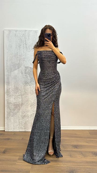 Vestido de noche con detalle transparente y tirantes ahumados