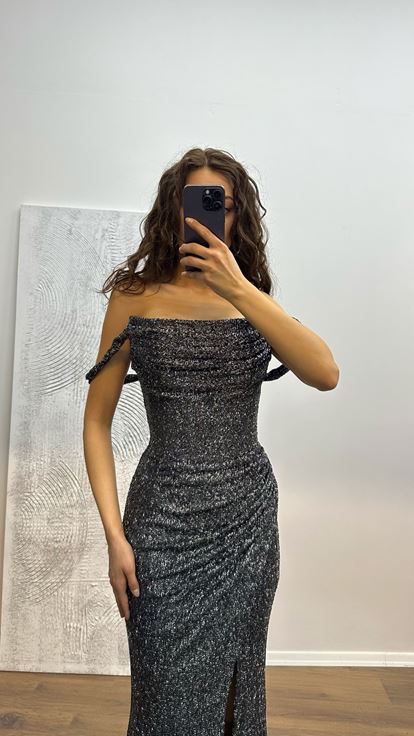 Vestido de noche con detalle transparente y tirantes ahumados