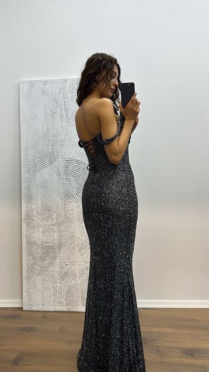Vestido de noche con detalle transparente y tirantes ahumados