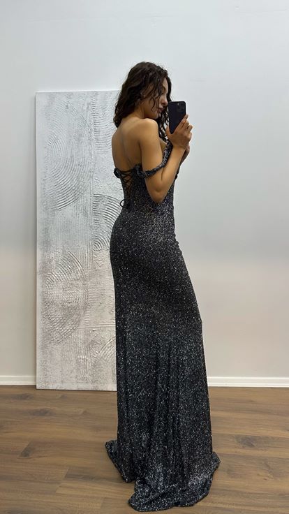Vestido de noche con detalle transparente y tirantes ahumados