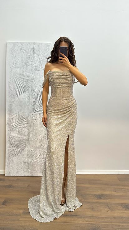 فستان سهرة شفاف ومفصل باللون البيج