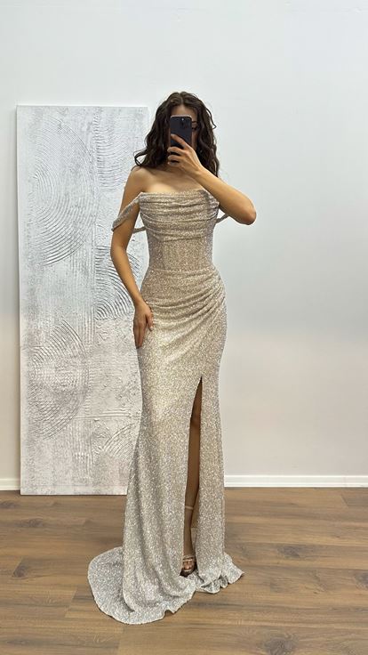 فستان سهرة شفاف ومفصل باللون البيج