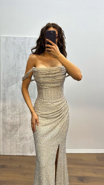 فستان سهرة شفاف ومفصل باللون البيج