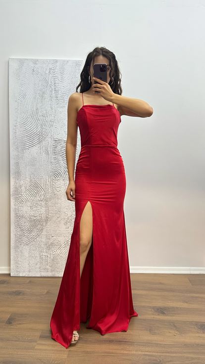 Abito da sera con dettaglio cinturino in corda rossa sul retro