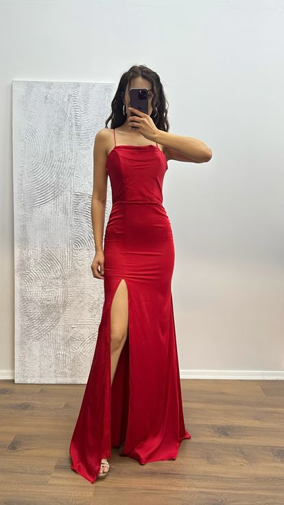 Abito da sera con dettaglio cinturino in corda rossa sul retro