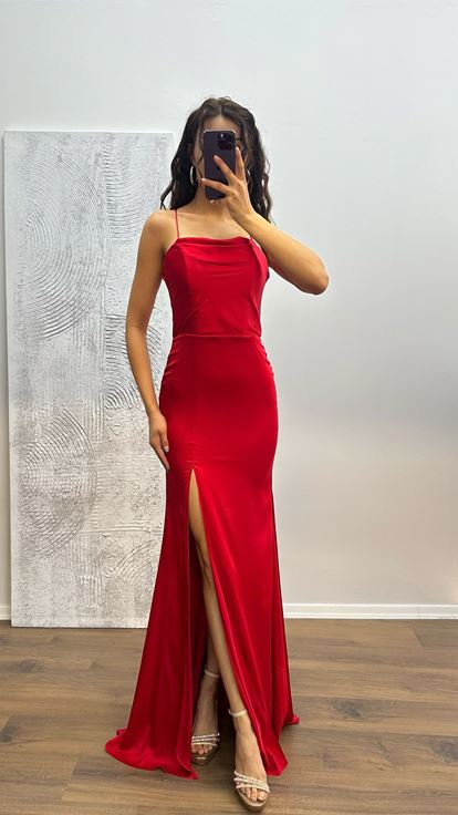 Abito da sera con dettaglio cinturino in corda rossa sul retro