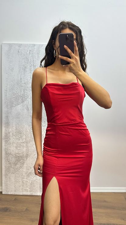 Abito da sera con dettaglio cinturino in corda rossa sul retro