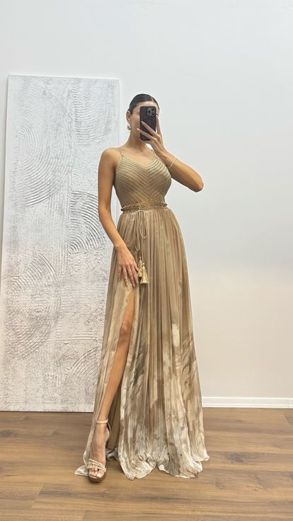 Abito da sera in maglia con spalline sottili color visone