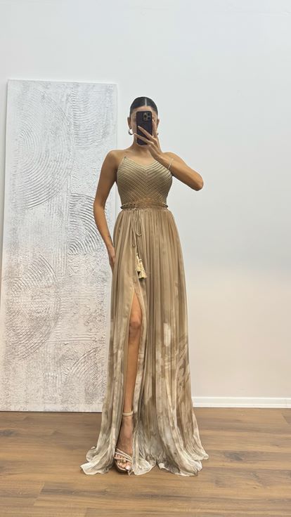 Abito da sera in maglia con spalline sottili color visone