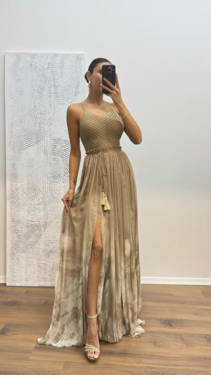 Abito da sera in maglia con spalline sottili color visone