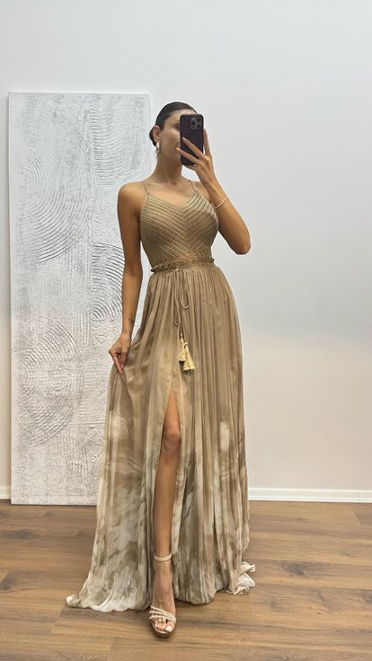 Abito da sera in maglia con spalline sottili color visone