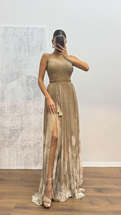 Abito da sera in maglia con spalline sottili color visone