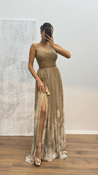 Abito da sera in maglia con spalline sottili color visone