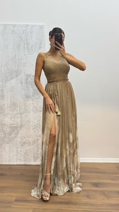 Abito da sera in maglia con spalline sottili color visone