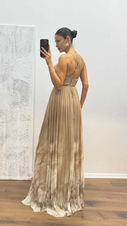 Abito da sera in maglia con spalline sottili color visone