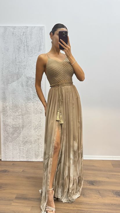 Abito da sera in maglia con spalline sottili color visone