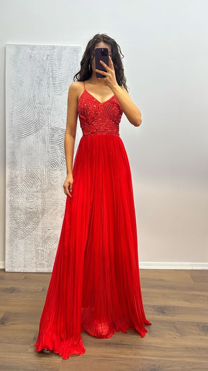 Abito da sera in chiffon lavorato a maglia con cinturino in corda rossa