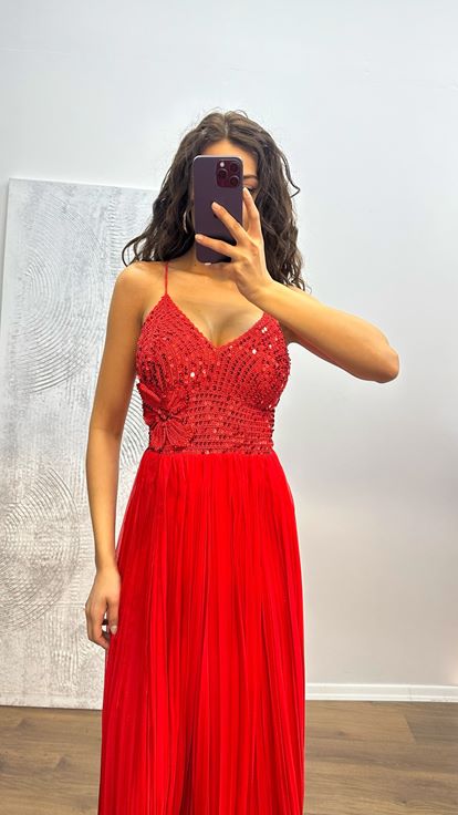 Abito da sera in chiffon lavorato a maglia con cinturino in corda rossa