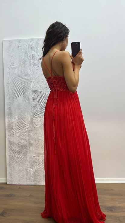 Abito da sera in chiffon lavorato a maglia con cinturino in corda rossa