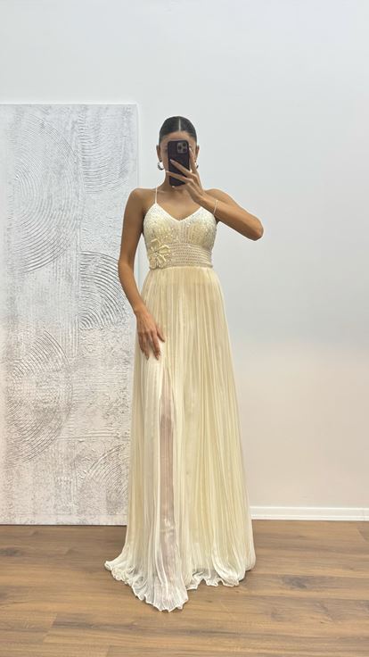 Abito da sera in chiffon lavorato a maglia con cinturino in corda d'osso